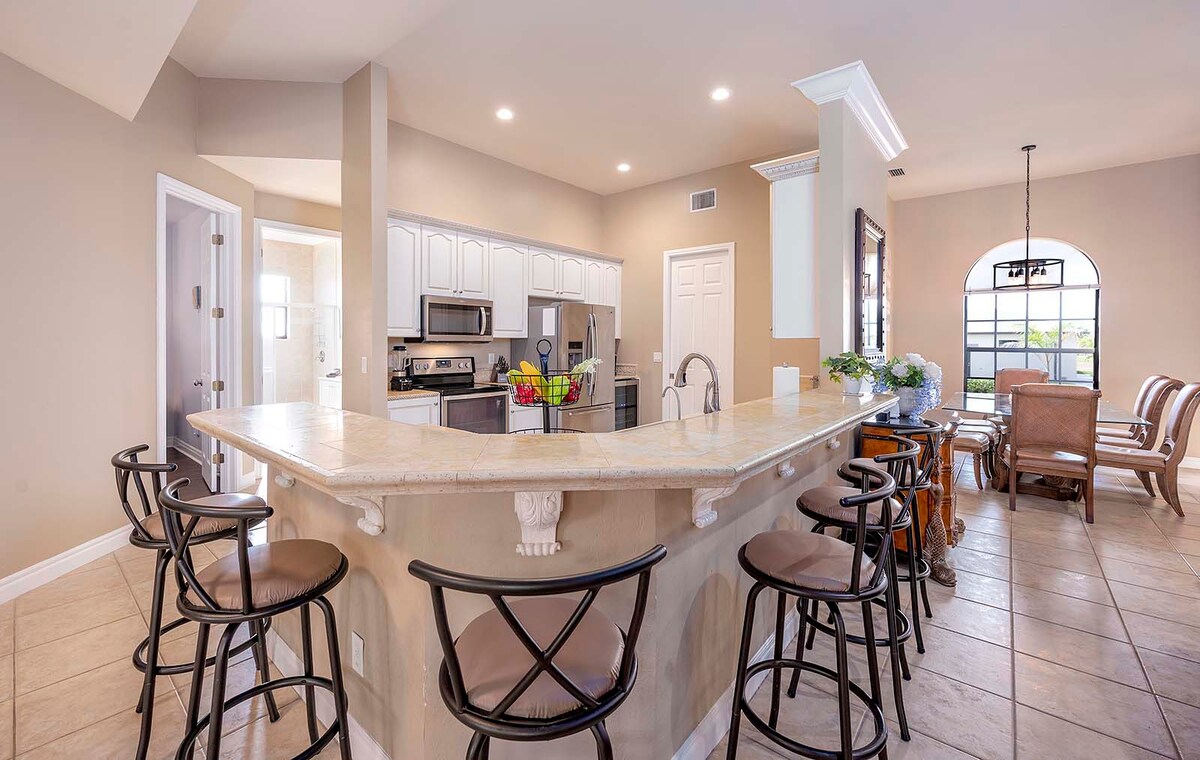 Blick auf den Kanal mit privatem Bootsdock und Bootslift.