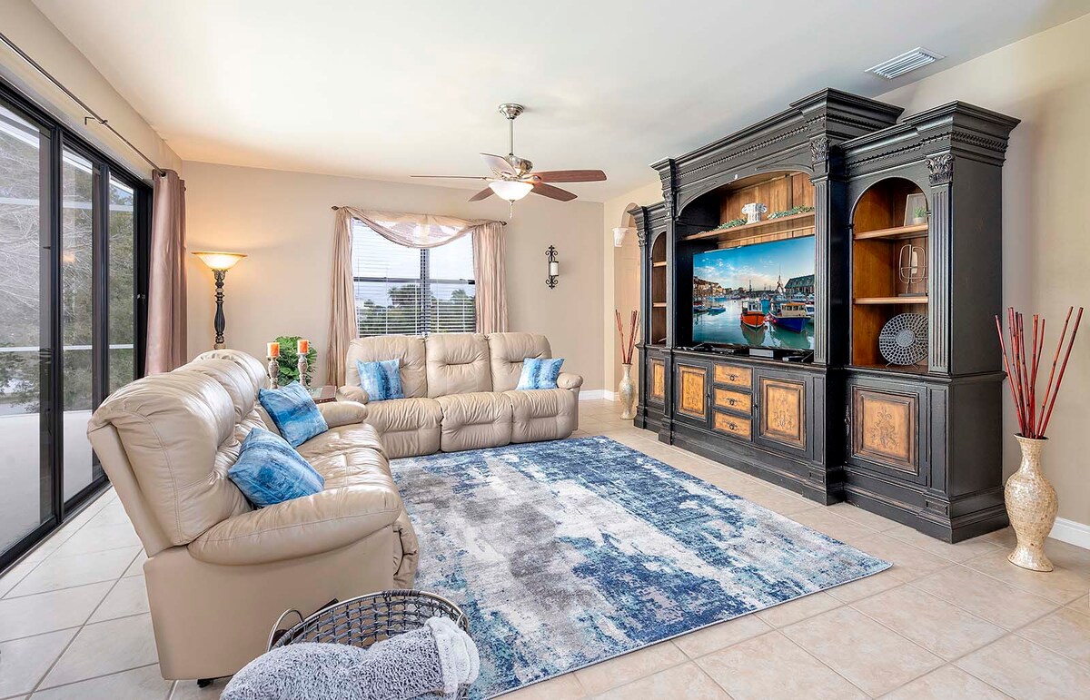 Wasserblick auf den Kanal mit privatem Bootsdock und Bootslift