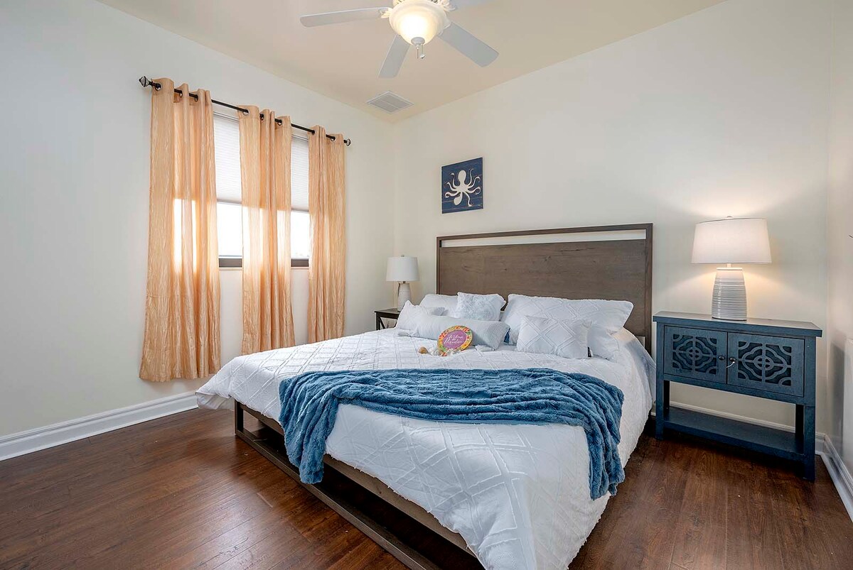 Blick auf den Kanal mit privatem Bootsdock und Bootslift.