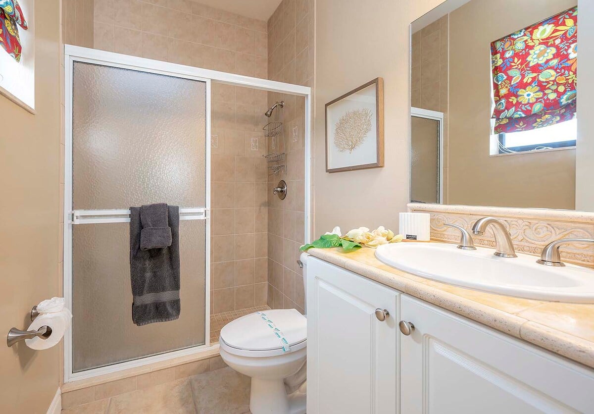 Blick auf den Kanal mit privatem Bootsdock und Bootslift.