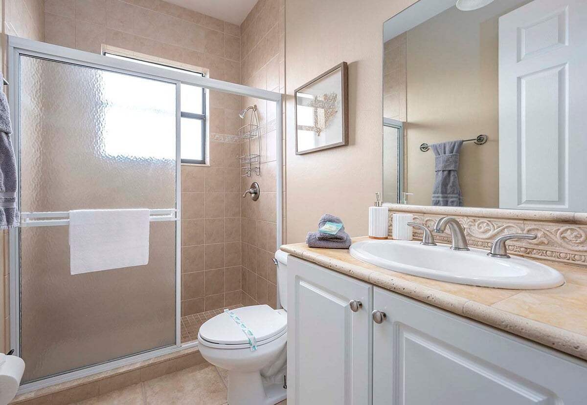 Blick auf den Kanal mit privatem Bootsdock und Bootslift