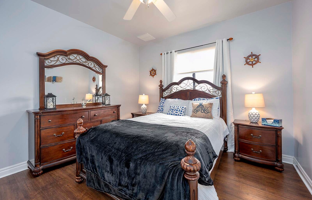 Blick auf den Kanal mit Bootsdock und Bootslift in SW Cape Coral.