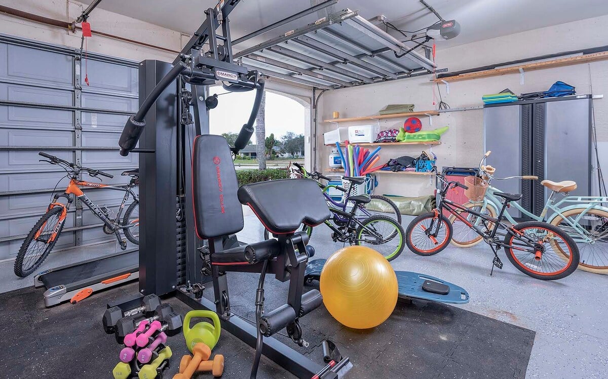 Überdachte Veranda am Kanal mit Blick aufs Wasser und Bootsdock.