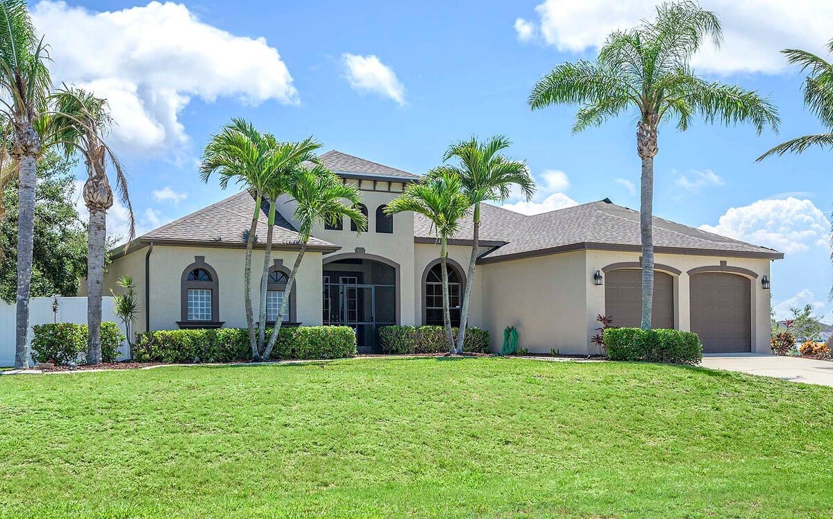 Blick auf den Kanal mit privatem Bootsdock und Bootslift.