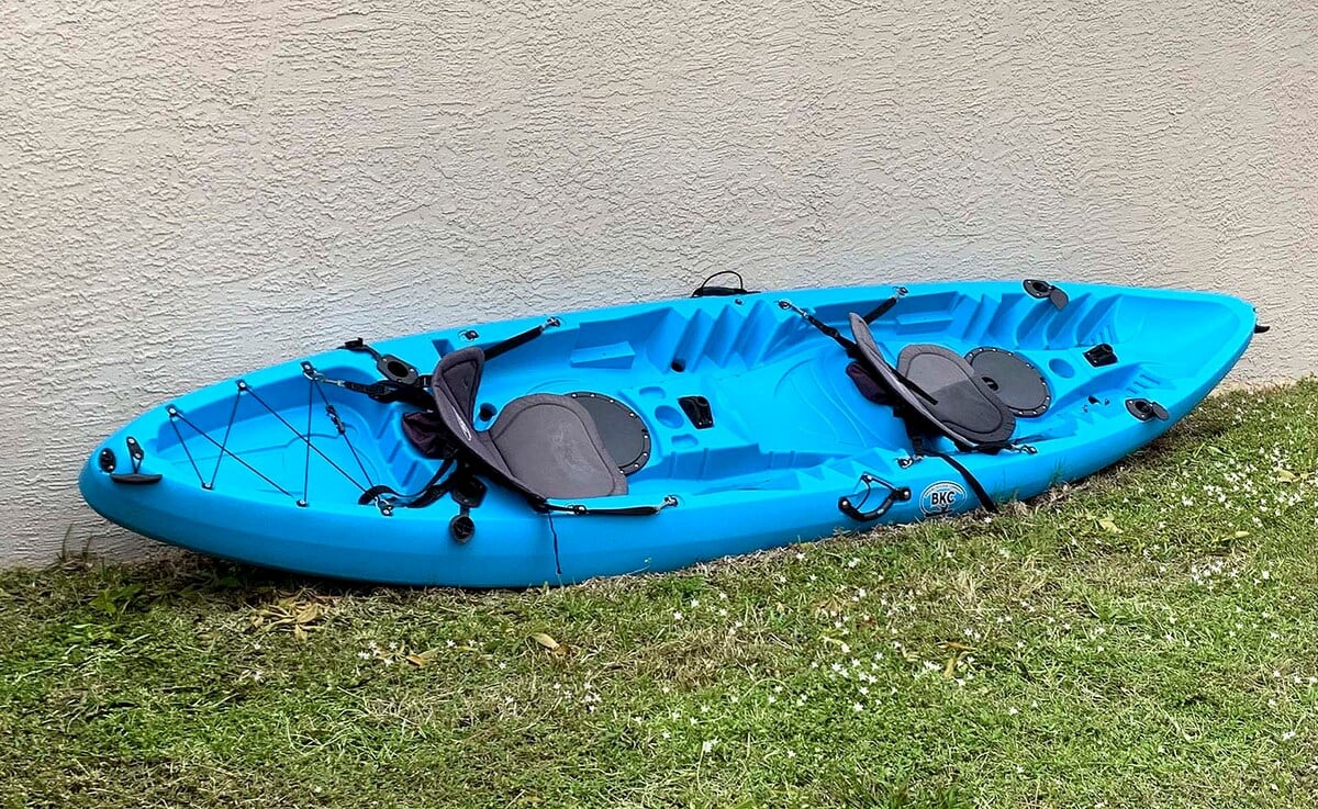 Überdachte Veranda am Kanal mit Bootsdock und Bootslift.