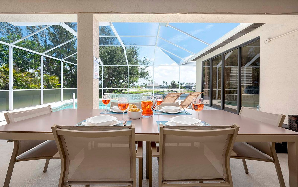 Wasserblick auf den Kanal mit Bootsdock und Bootslift.