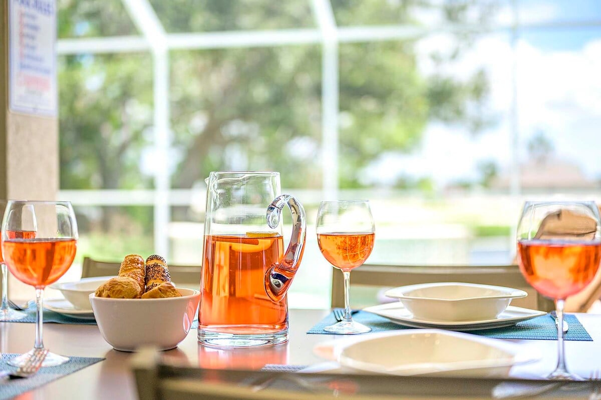 Blick auf den Kanal mit privatem Bootsdock und Bootslift.