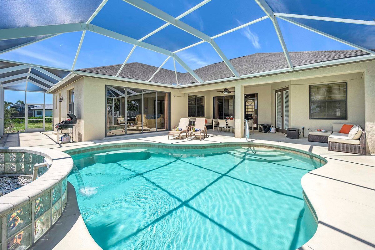 Blick auf den Kanal mit Bootsdock und Bootslift.