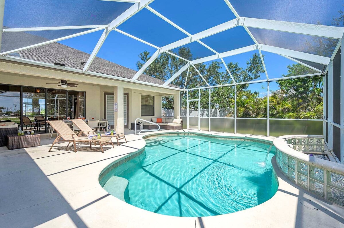 Blick auf den Kanal mit privatem Bootsdock und Bootslift.