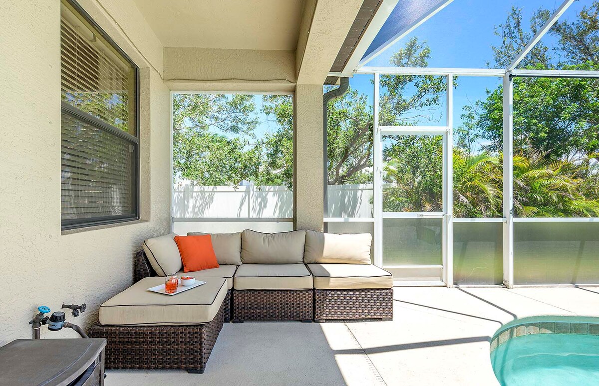 Wasserblick am Kanal mit Bootsdock und Bootslift