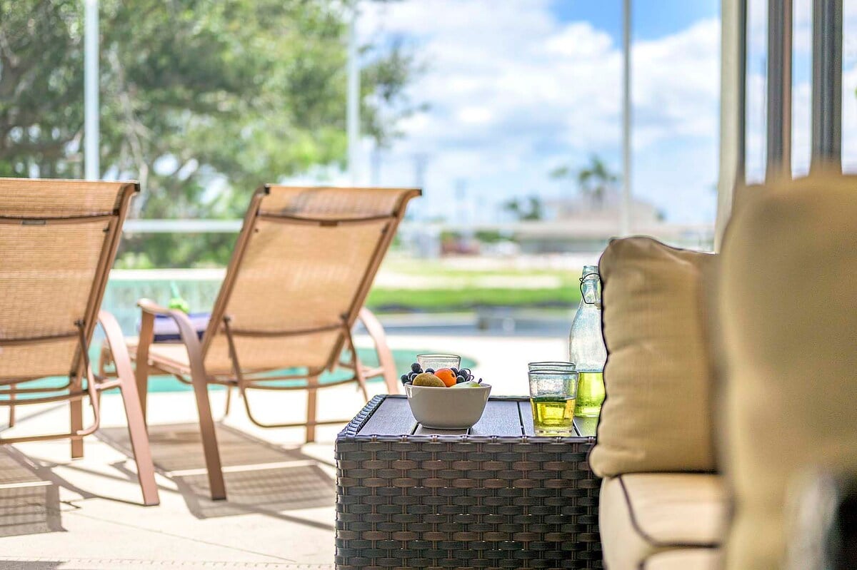 Blick auf den Kanal mit Bootsdock und Bootslift.