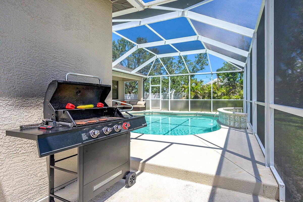 Blick auf den Kanal mit privatem Bootsdock und Bootslift.