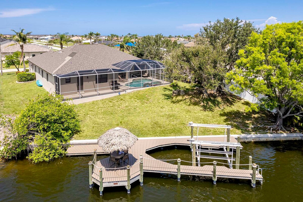 Blick auf den Kanal mit Bootsdock und Bootslift.