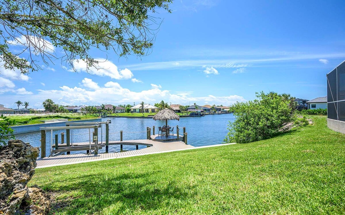 Blick auf den Kanal mit Bootsdock und Bootslift.