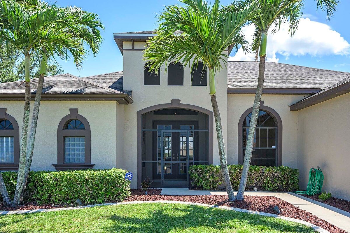 Blick auf den Kanal mit privatem Bootsdock und Bootslift.