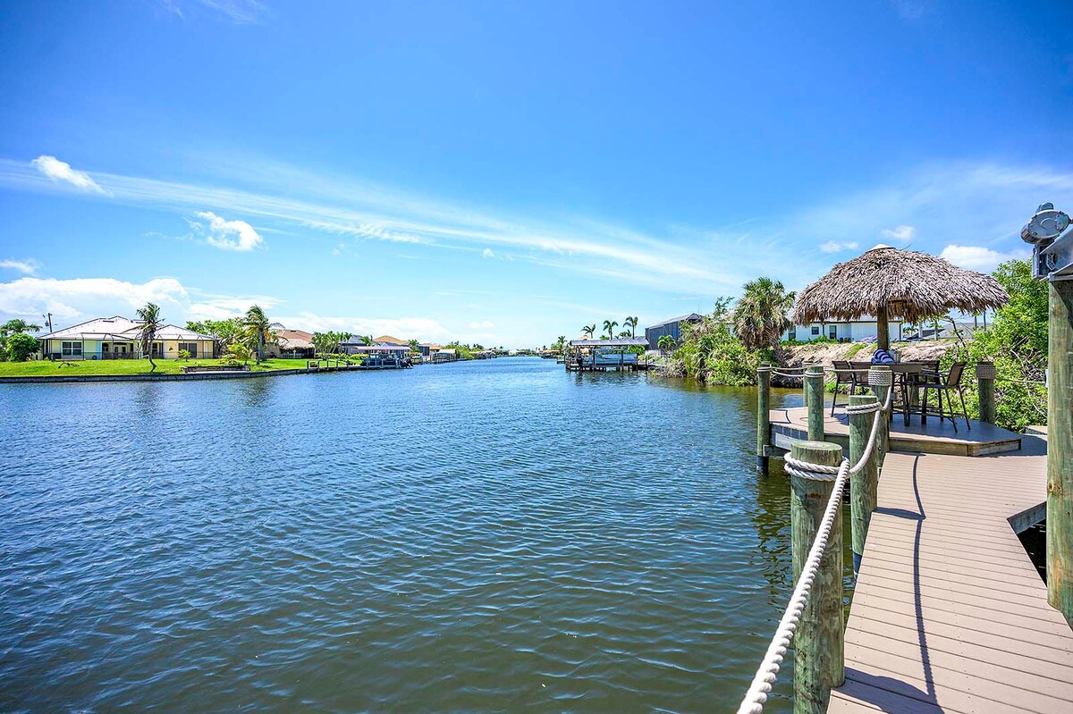 Überdachte Veranda am Kanal mit Bootsdock und Bootslift.