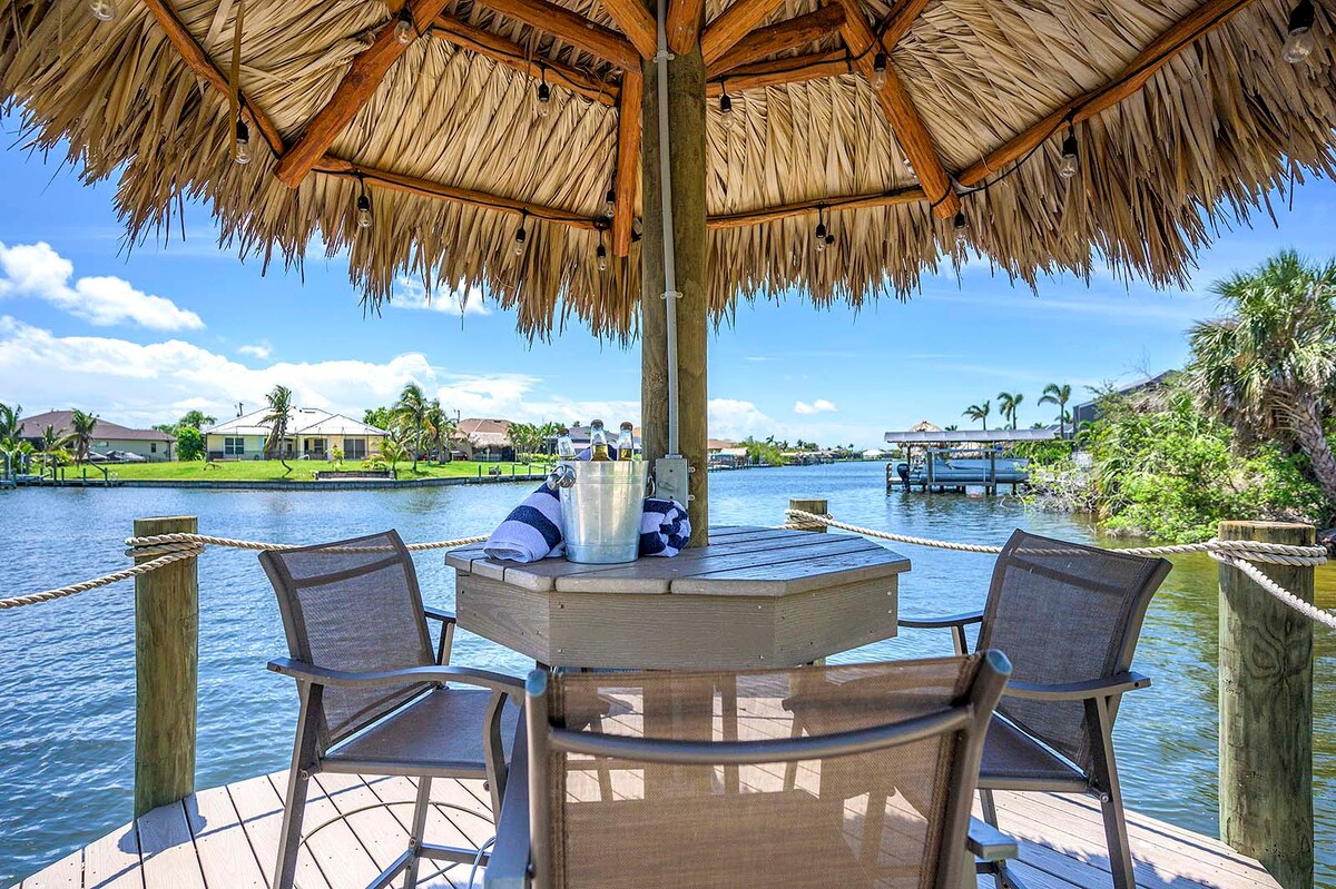 Kanalgrundstück mit Bootsdock und Bootslift am Wasser