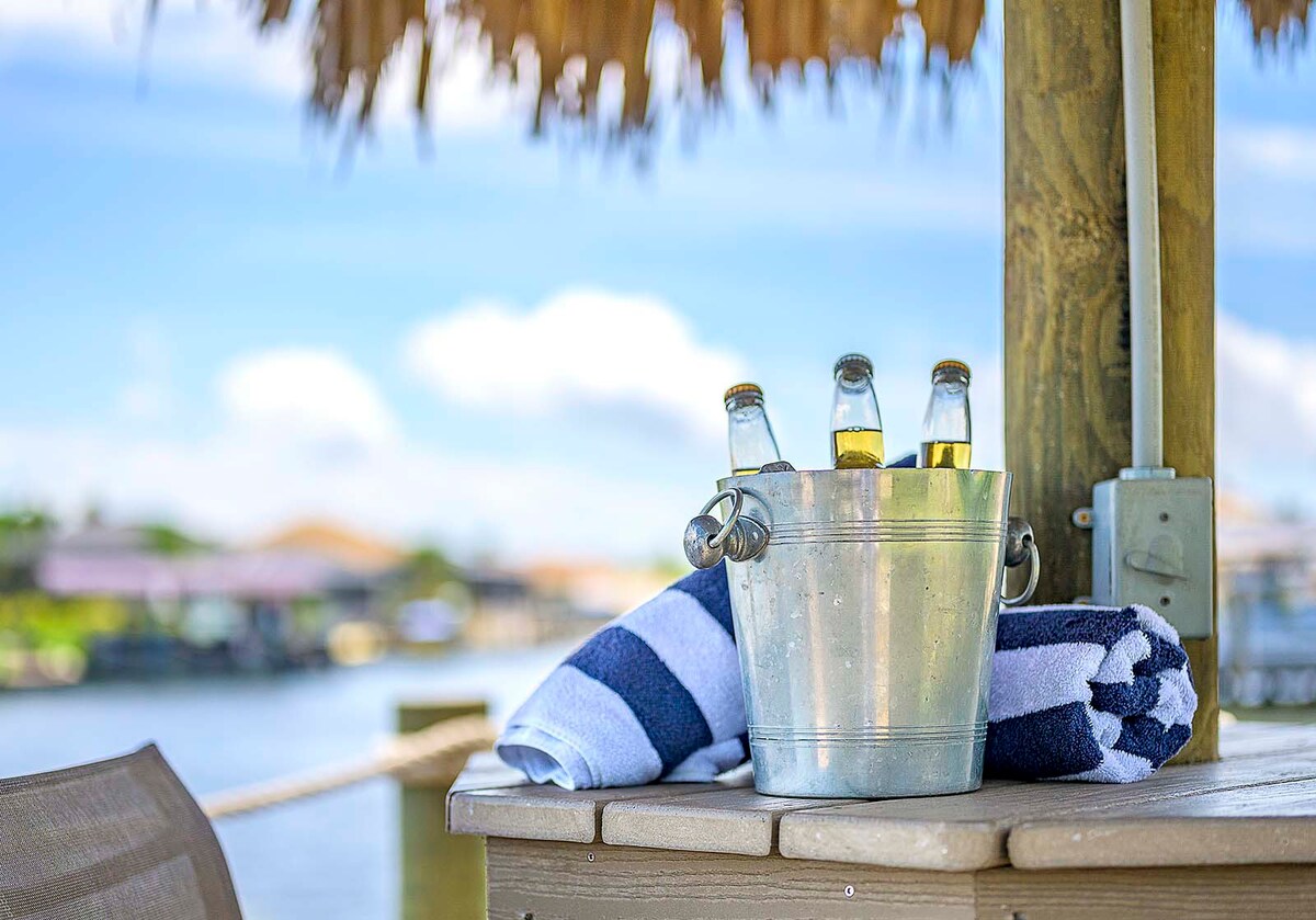 Blick auf den Kanal mit privatem Bootsdock und Bootslift.