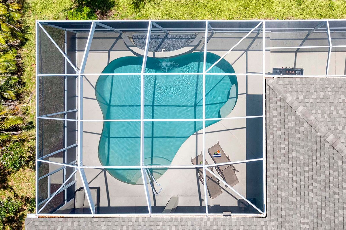 Blick auf den Kanal mit privatem Bootsdock und Bootslift.