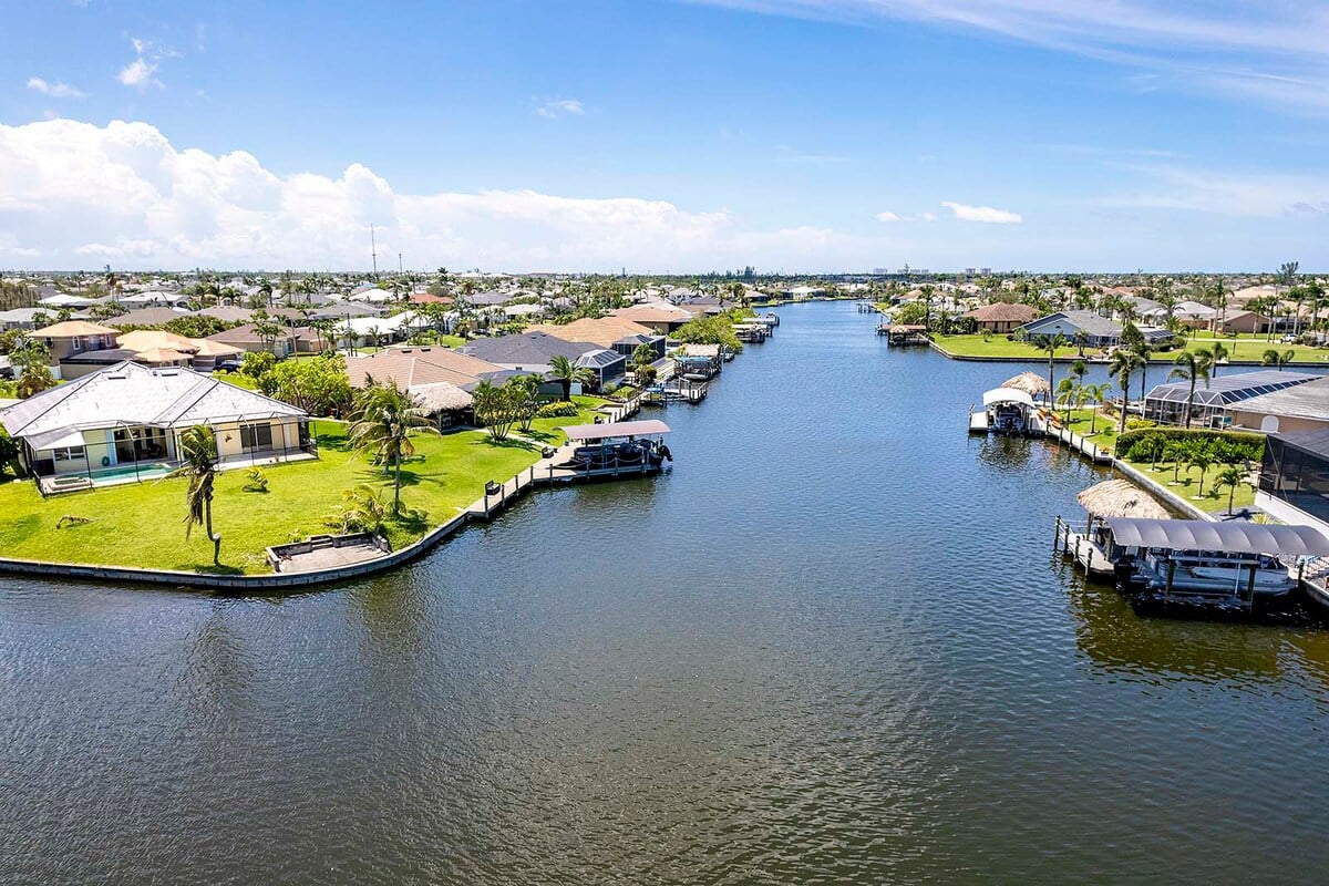 Waterfront am Kanal mit Bootsdock und Bootslift.
