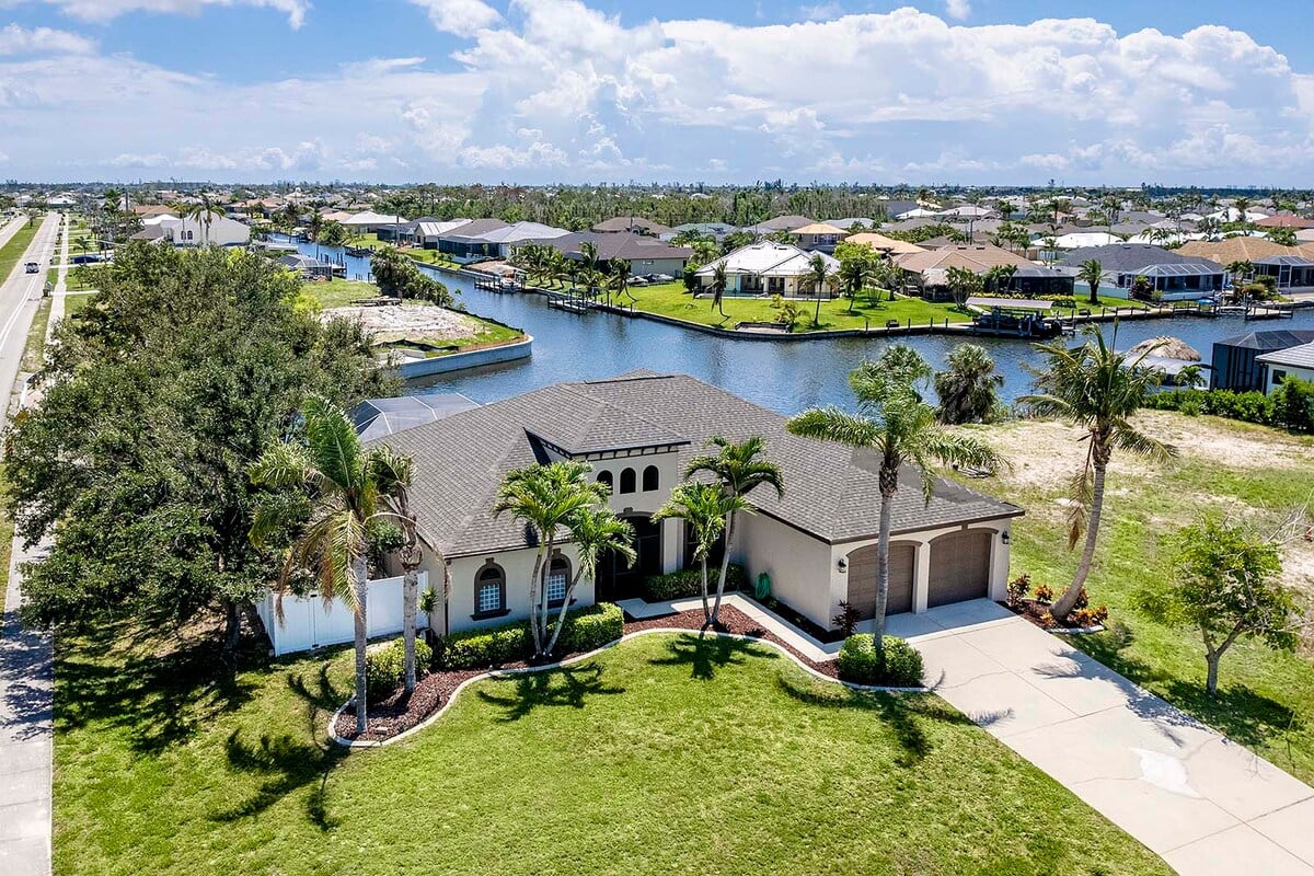 Blick auf den Kanal mit Bootsdock und Bootslift am Wasser.