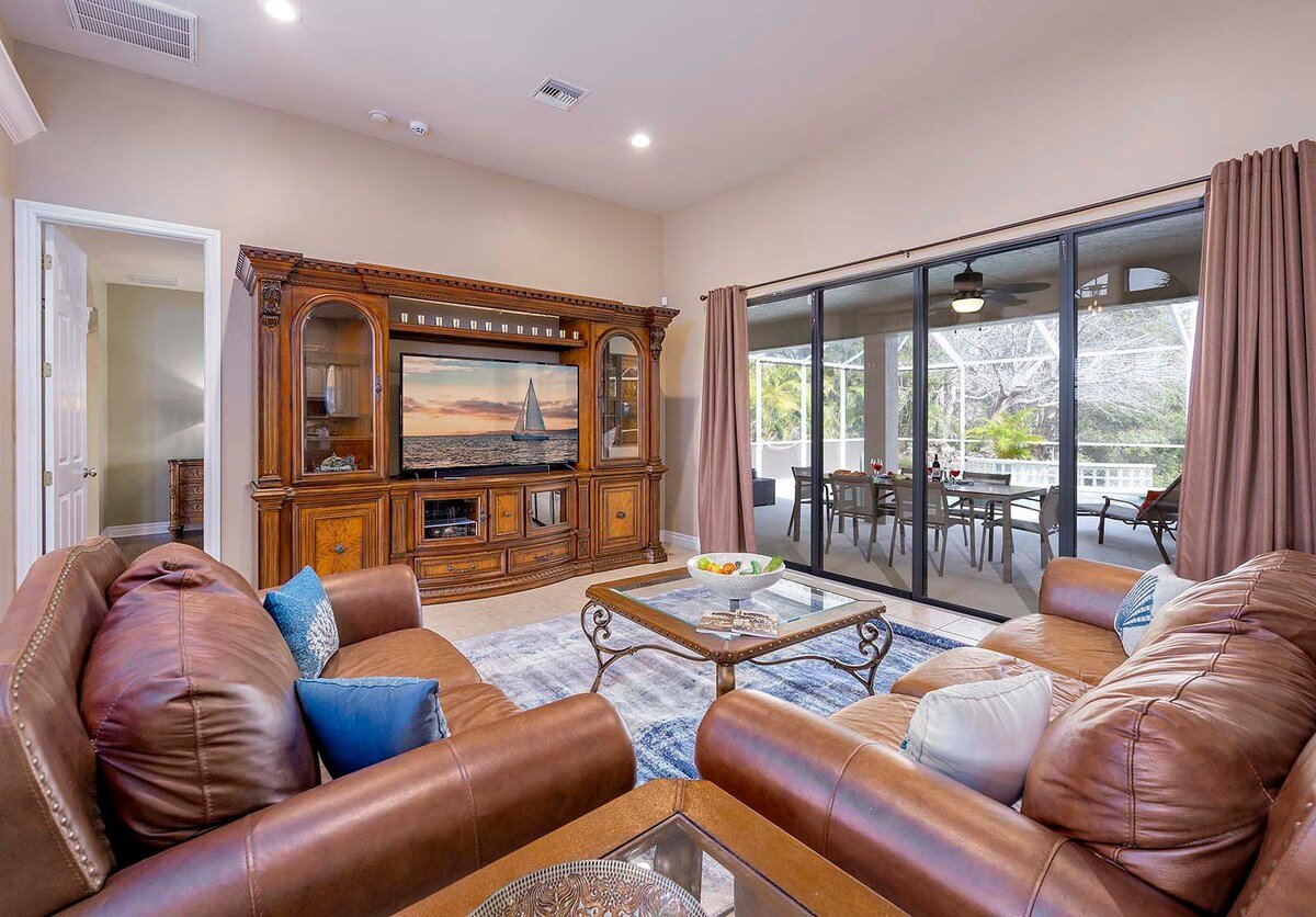 Bootsdock mit Lift am Kanal hinter dem Haus.