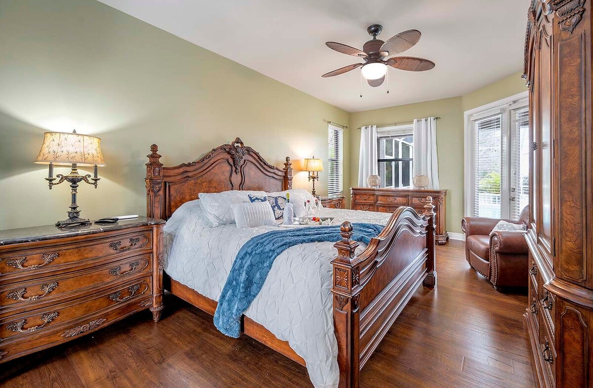 Blick auf den Kanal mit Bootsdock und Bootslift.