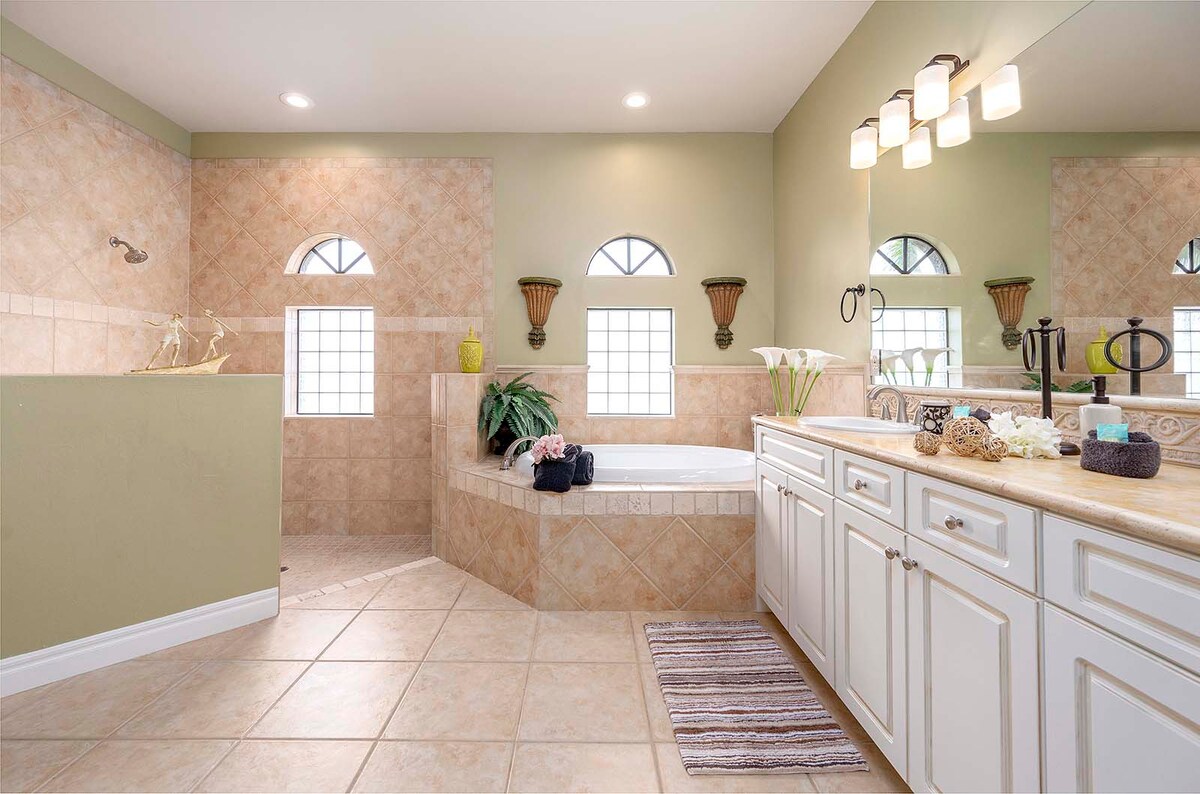 Blick auf den Kanal mit Bootsdock und Bootslift.