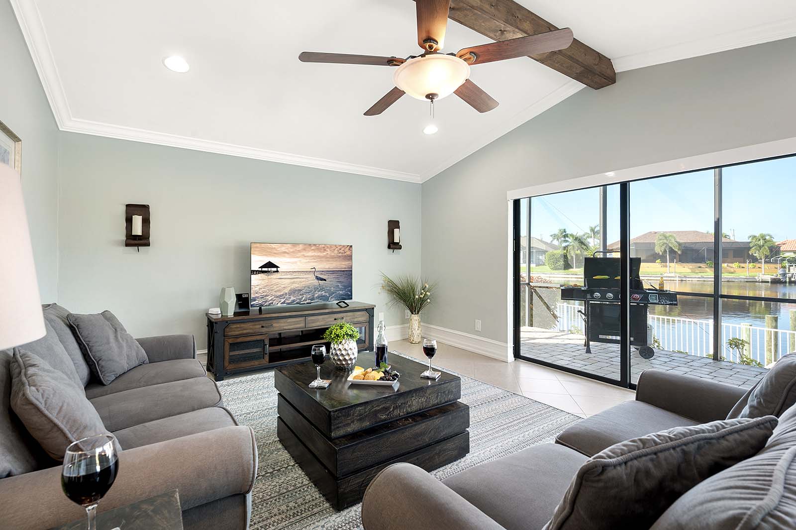 Blick vom privaten Dock auf den Kanal bei Sonnenuntergang.