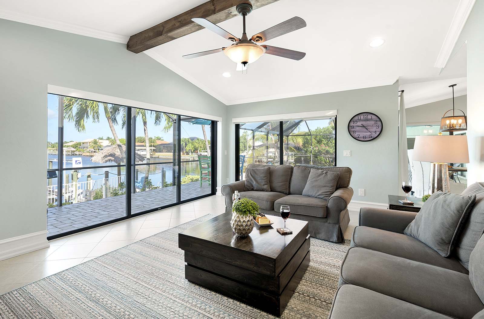 Veranda am Kanal mit Blick aufs Wasser bei Sonnenuntergang.