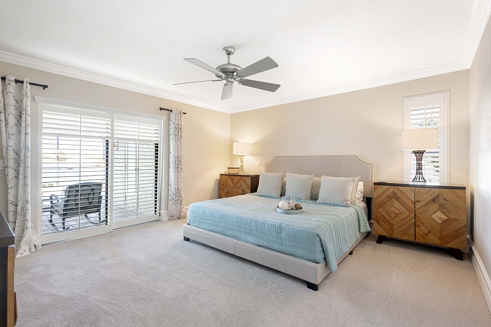 Blick auf den Kanal mit privatem Dock und Bootslift bei Sonnenuntergang.