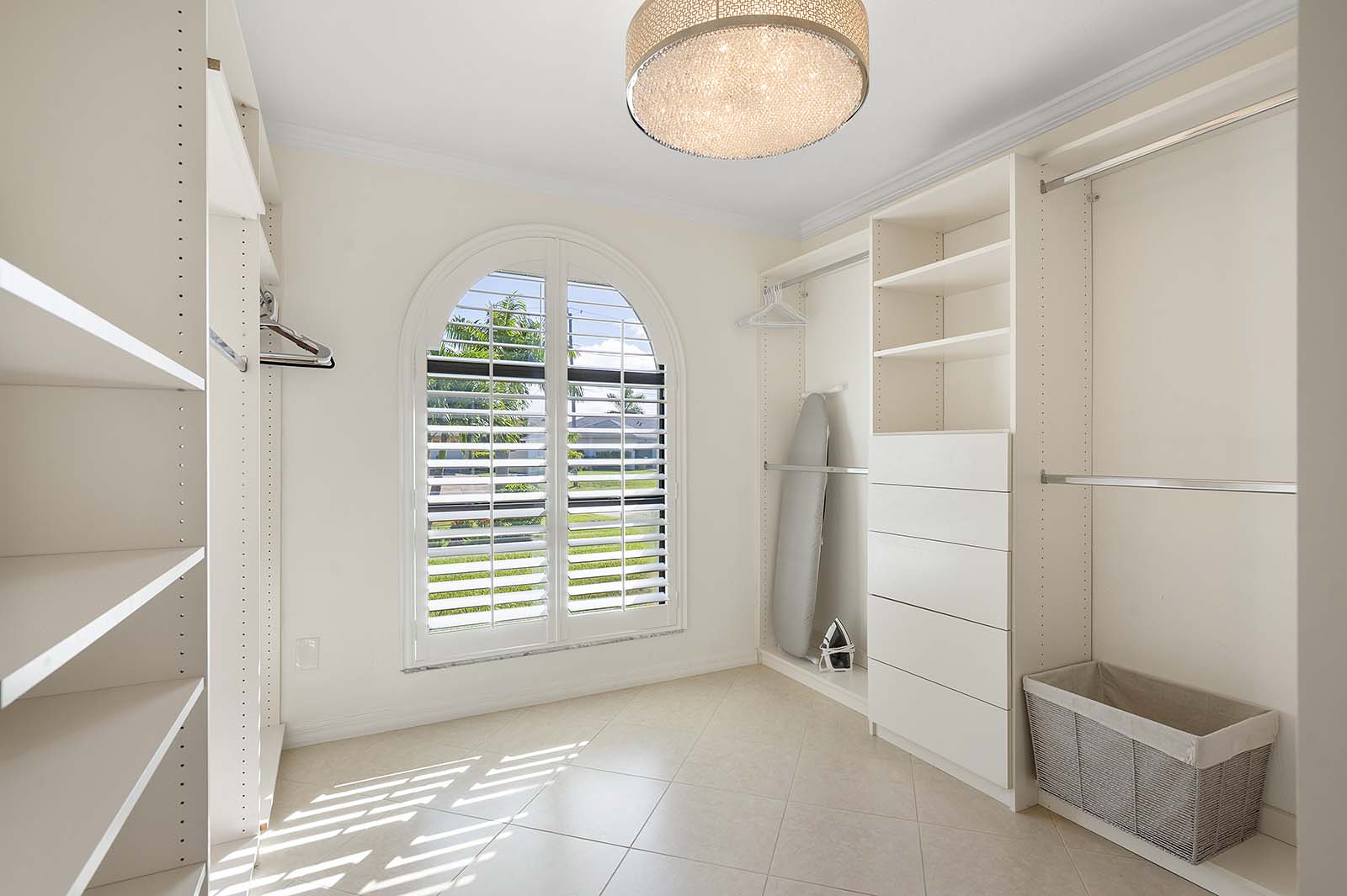 Blick vom Außenbereich auf den Kanal mit privatem Dock und Bootslift bei Sonnenuntergang.