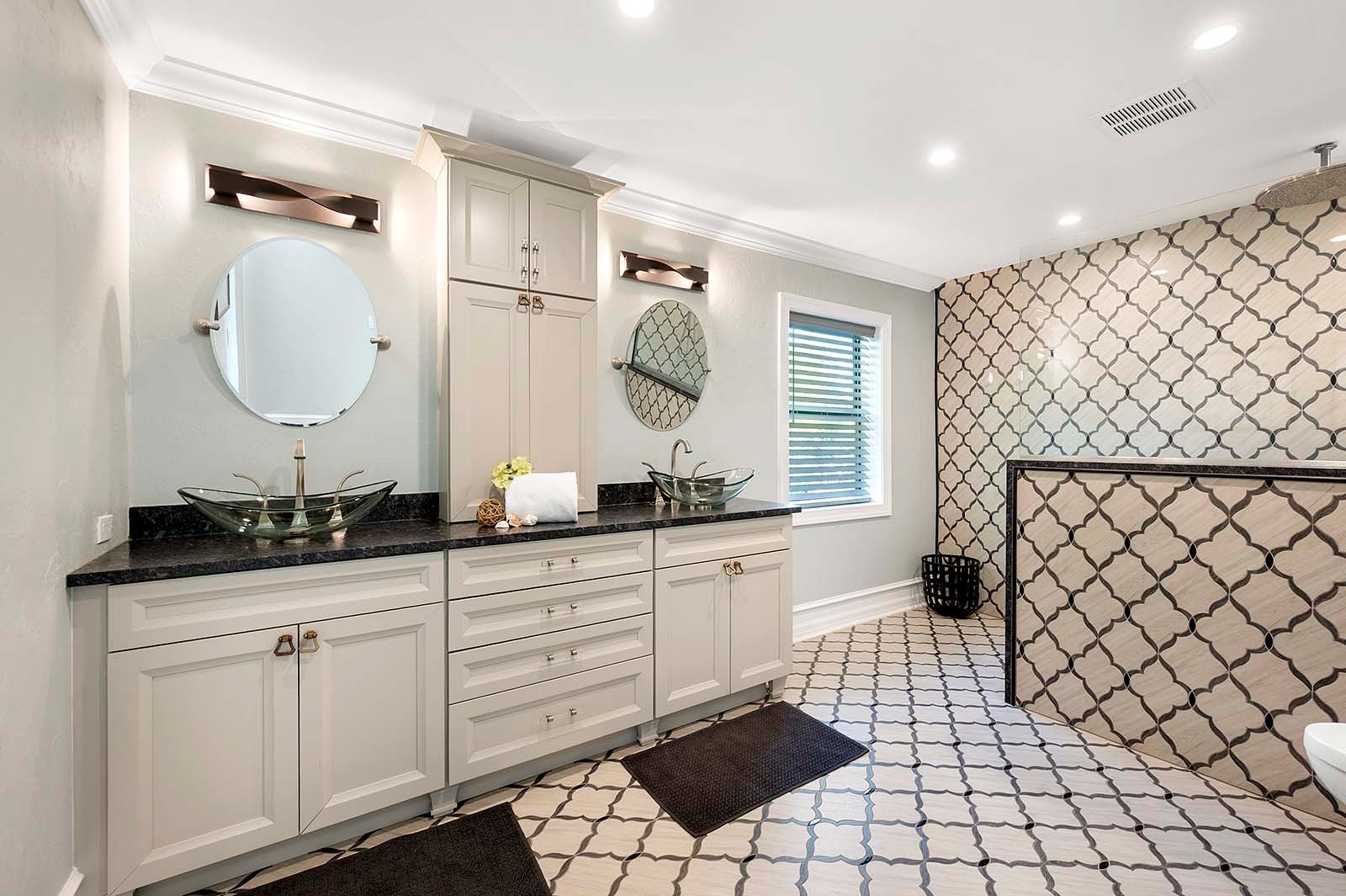 Wohnbereich mit Blick auf den Kanal und Zugang zur Veranda.