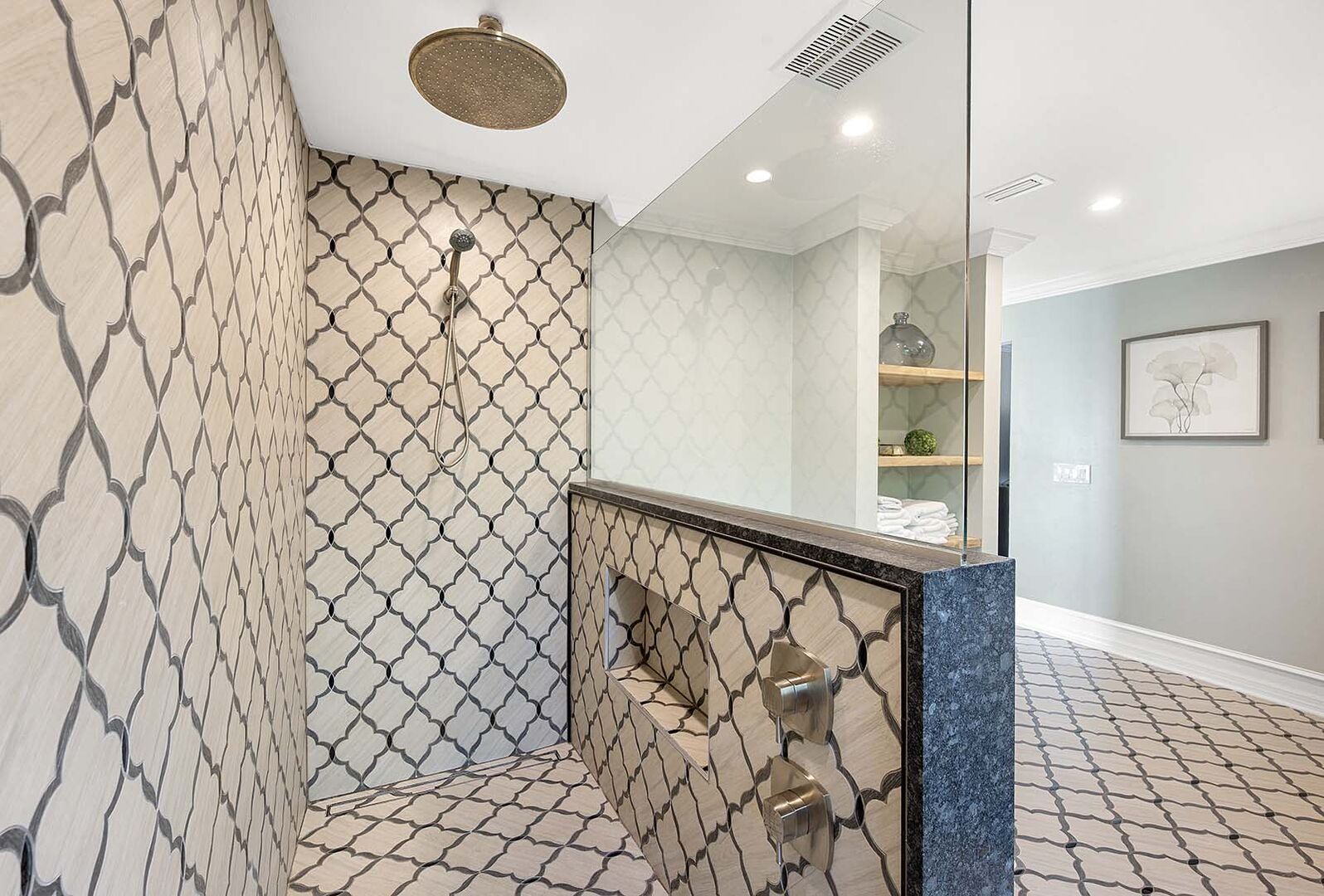 Veranda am Kanal mit Blick aufs Wasser bei Sonnenuntergang