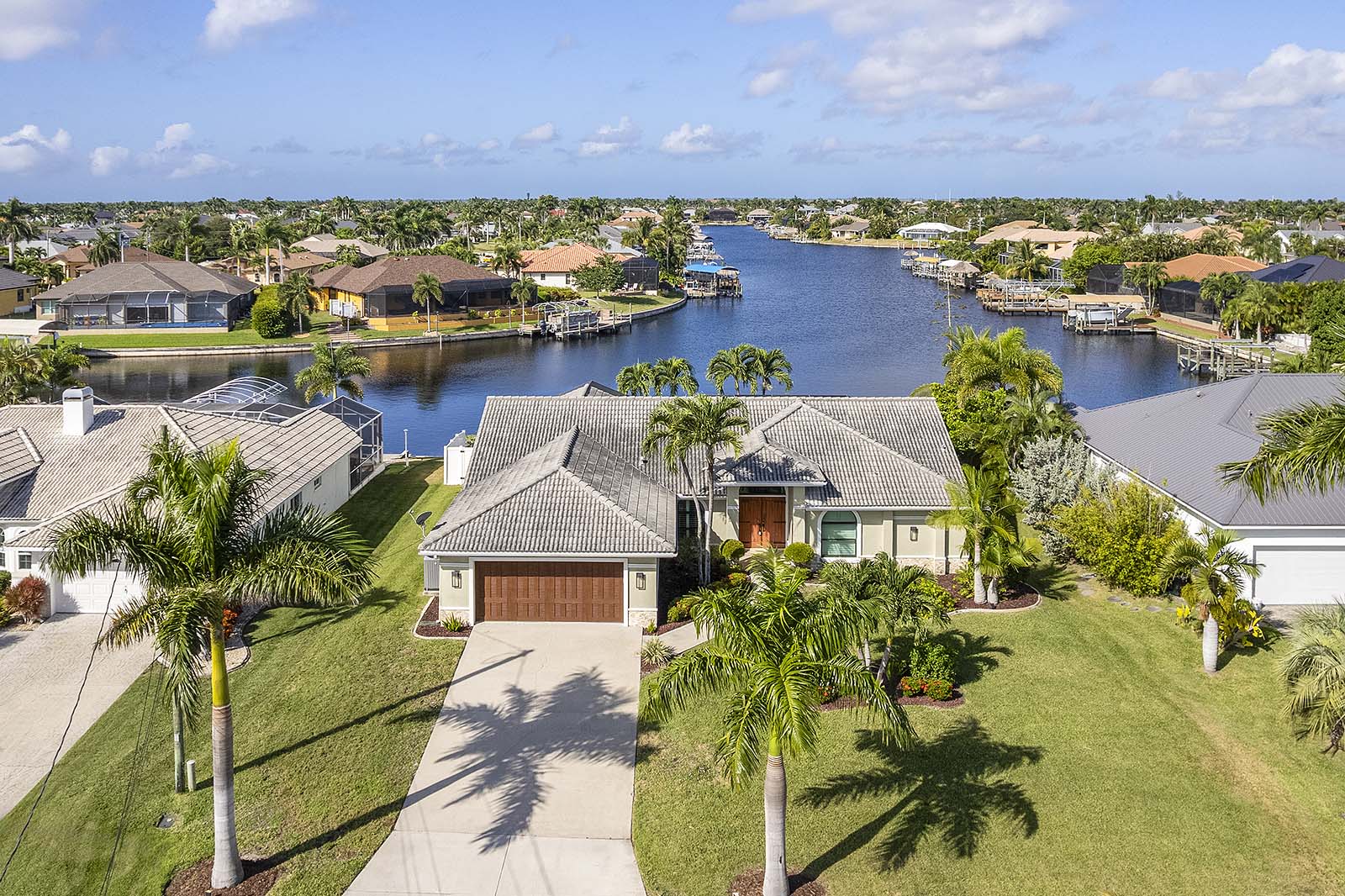Veranda mit Blick auf den Kanal, privates Dock und Bootslift bei Sonnenuntergang.