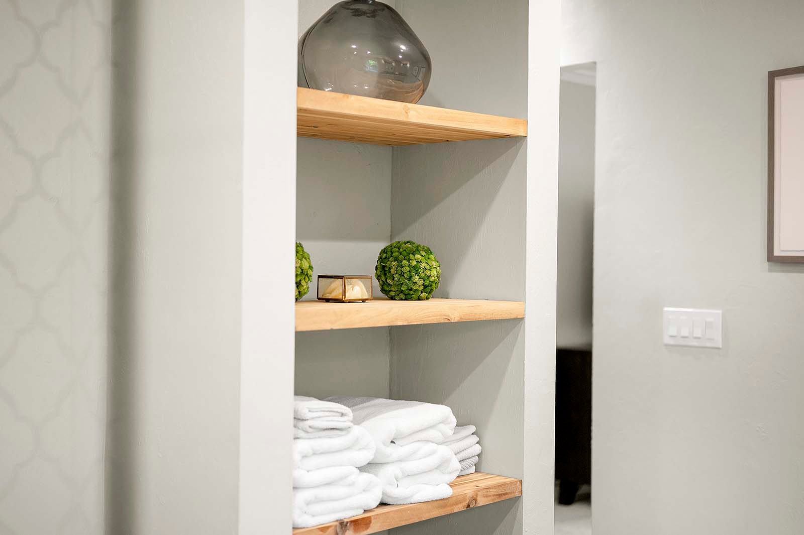 Veranda am Kanal mit Blick aufs Wasser bei Sonnenuntergang.