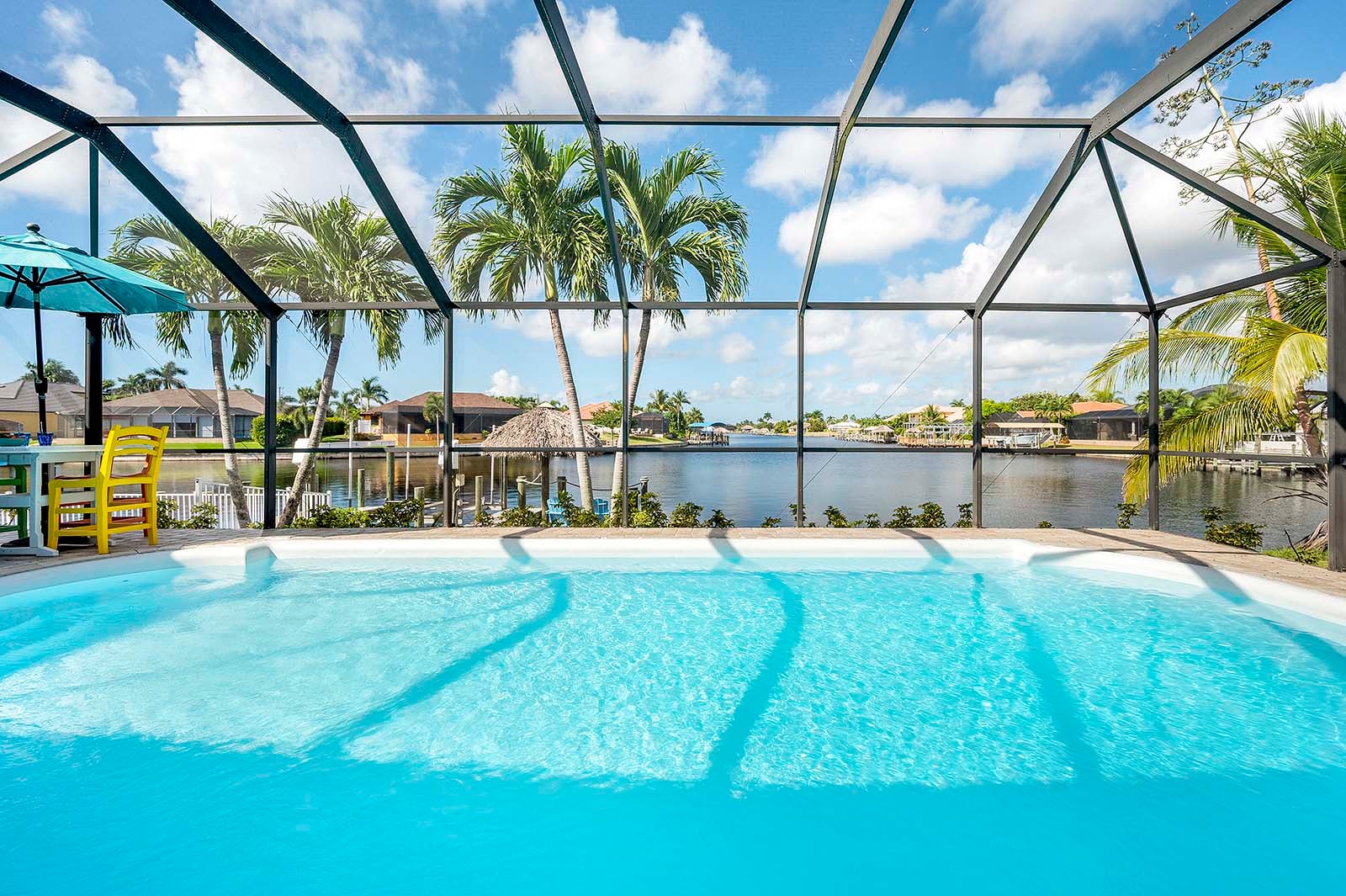 Blick vom privaten Dock auf den Kanal bei Sonnenuntergang.