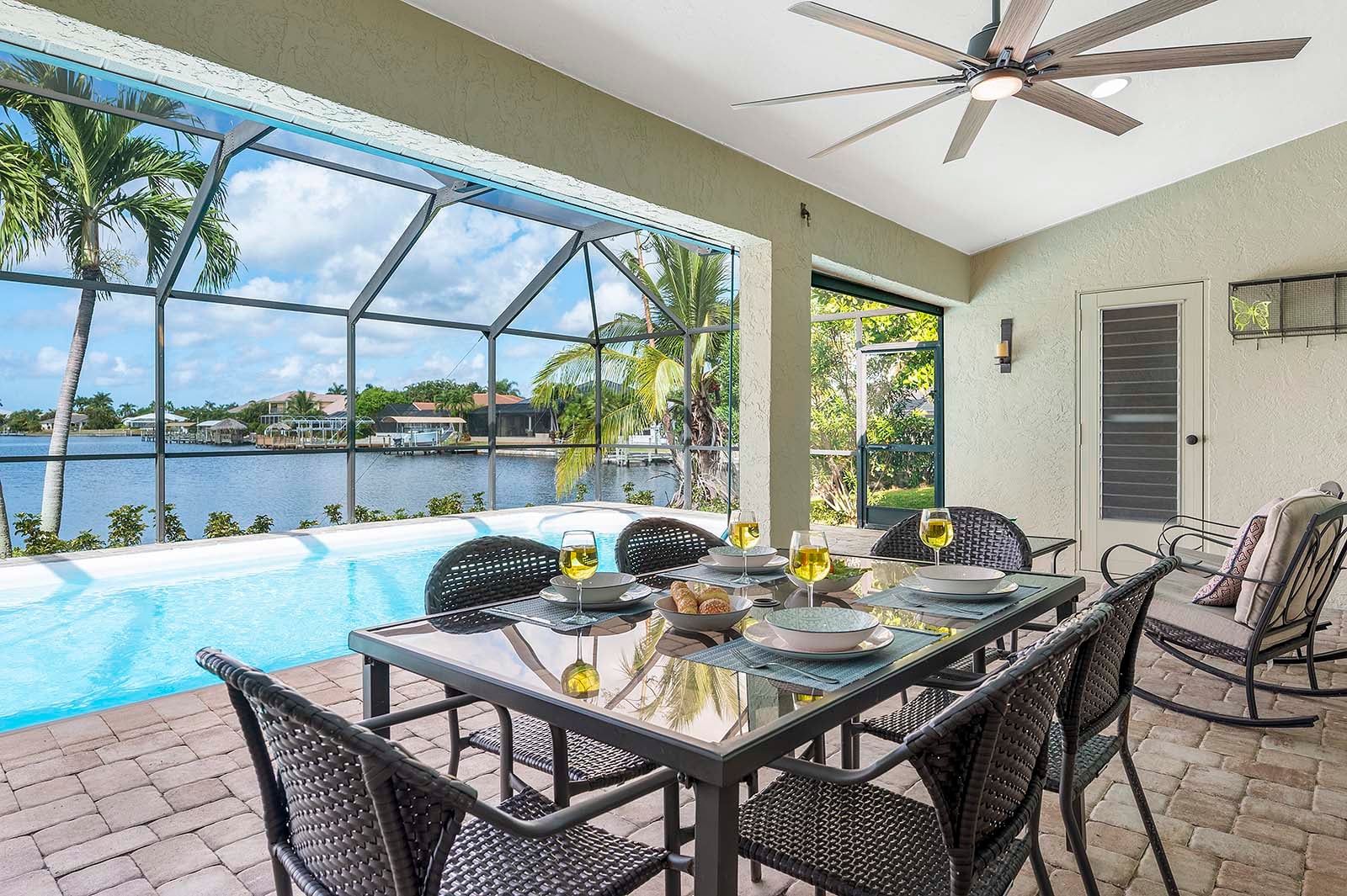 Veranda am Kanal mit privatem Dock und Bootslift bei Sonnenuntergang.