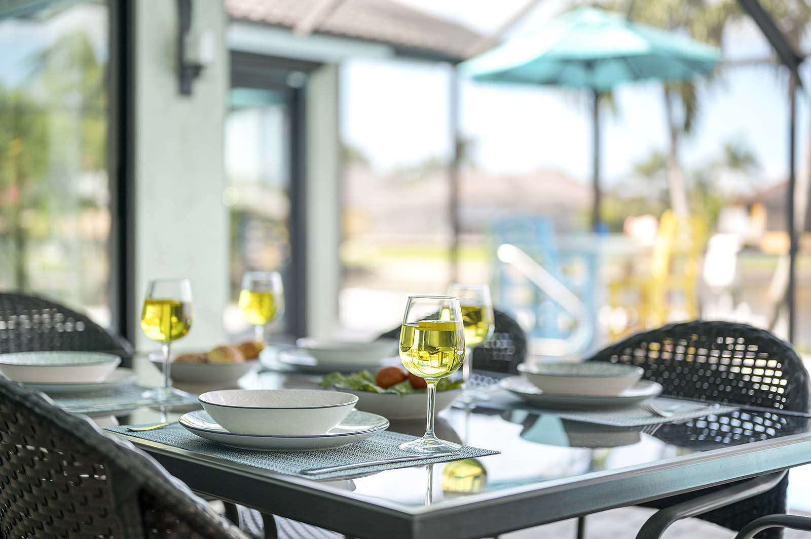 Veranda am Kanal mit Blick aufs Wasser bei Sonnenuntergang