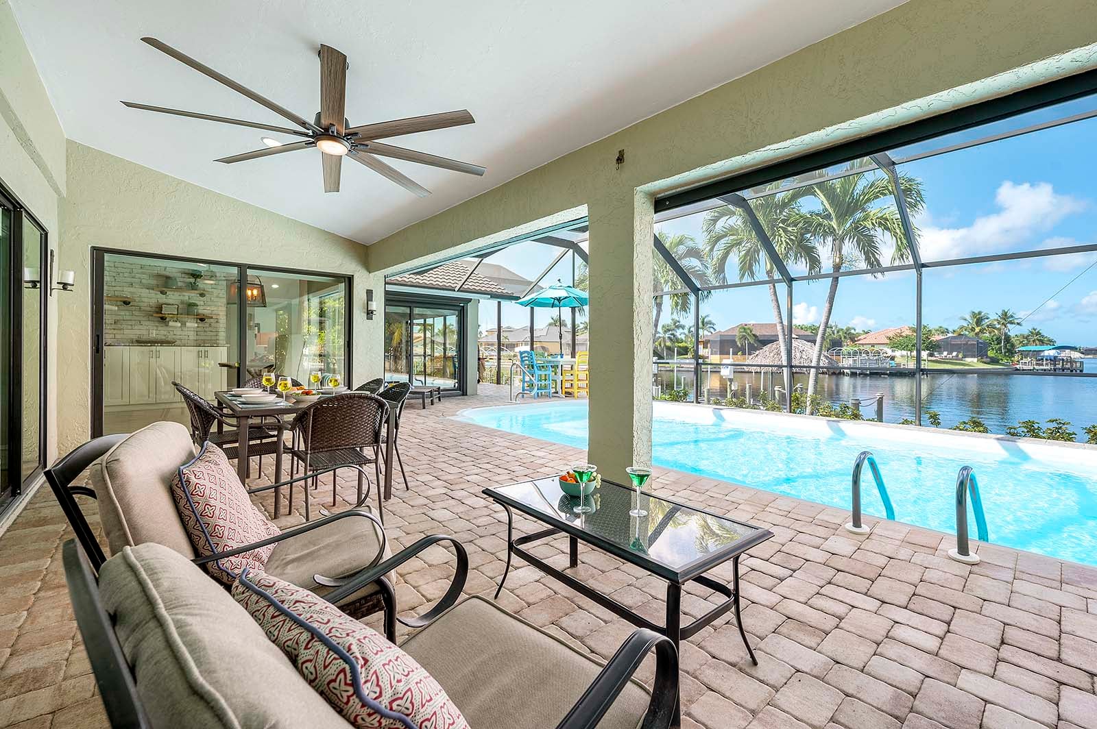 Veranda am Kanal mit Blick auf das Wasser bei Sonnenuntergang.