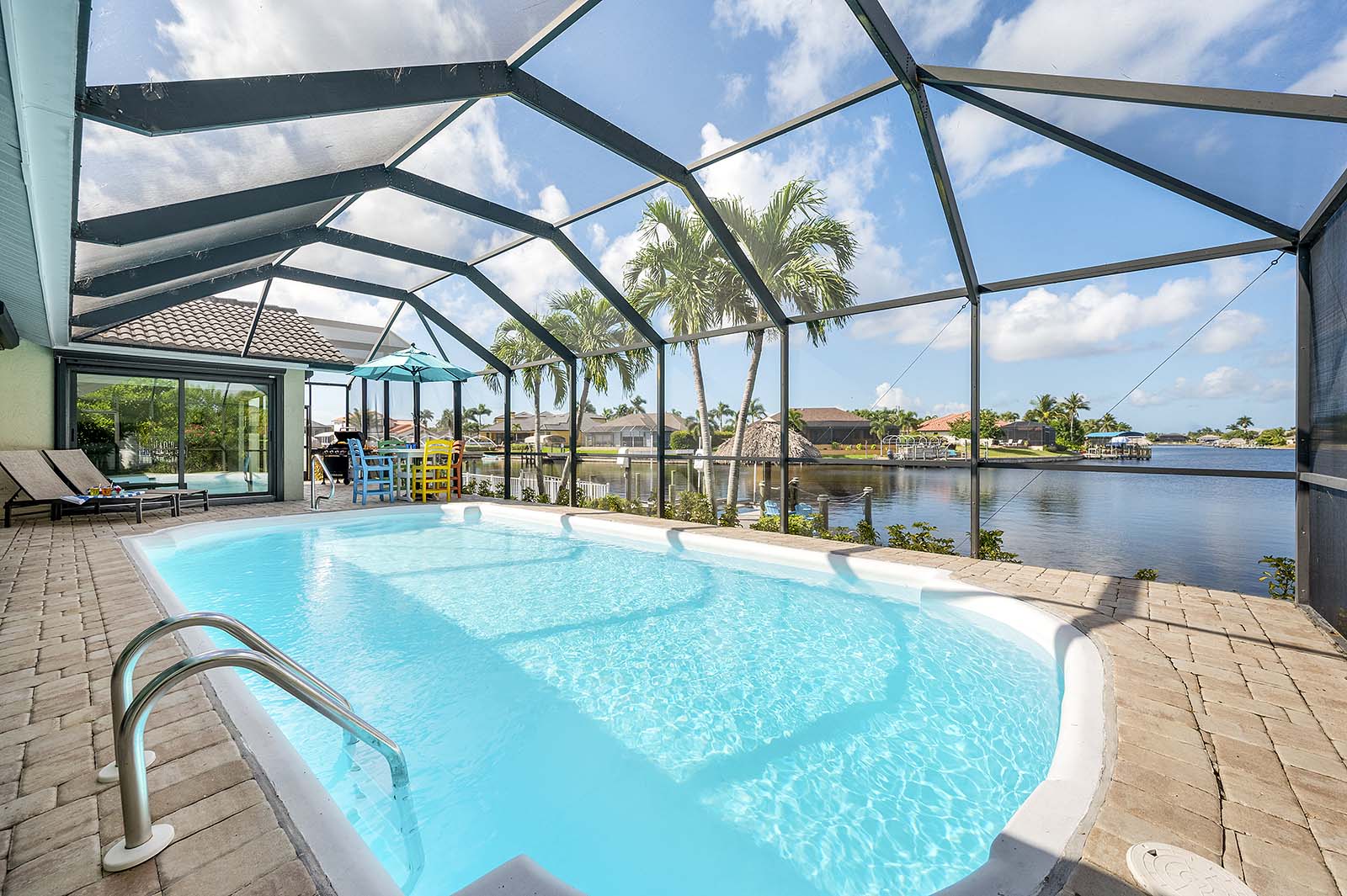 Veranda am Kanal mit privatem Dock und Blick auf den Sonnenuntergang.