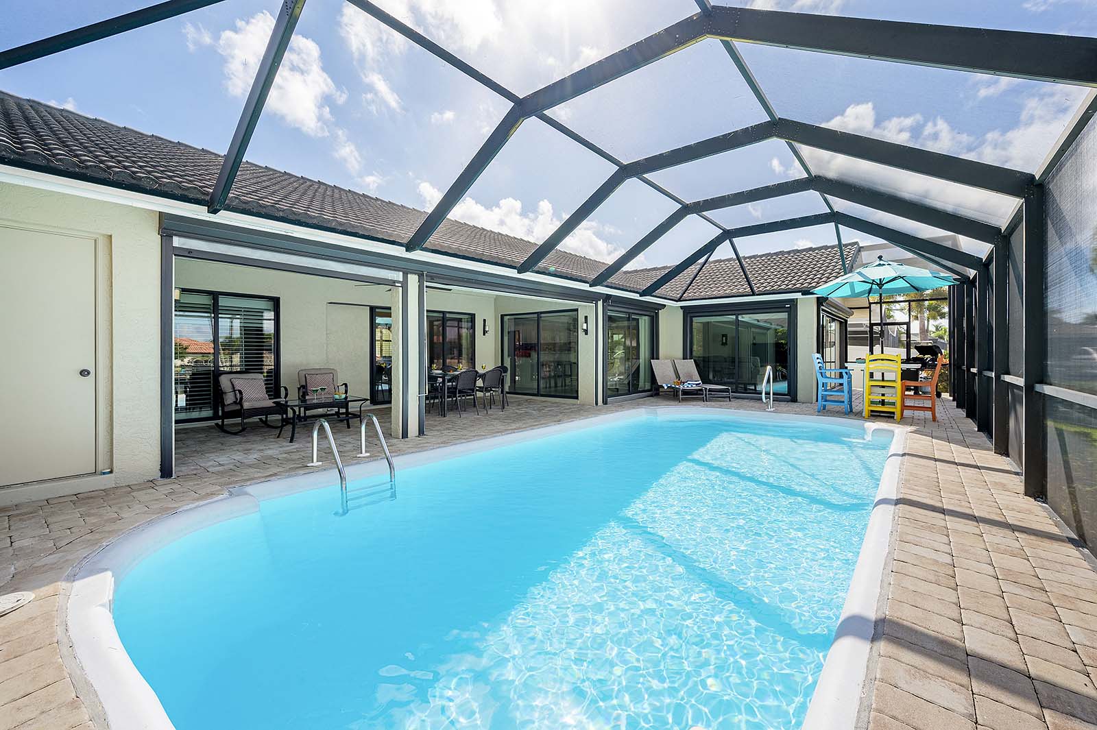 Veranda am Kanal mit Blick auf den Sonnenuntergang.