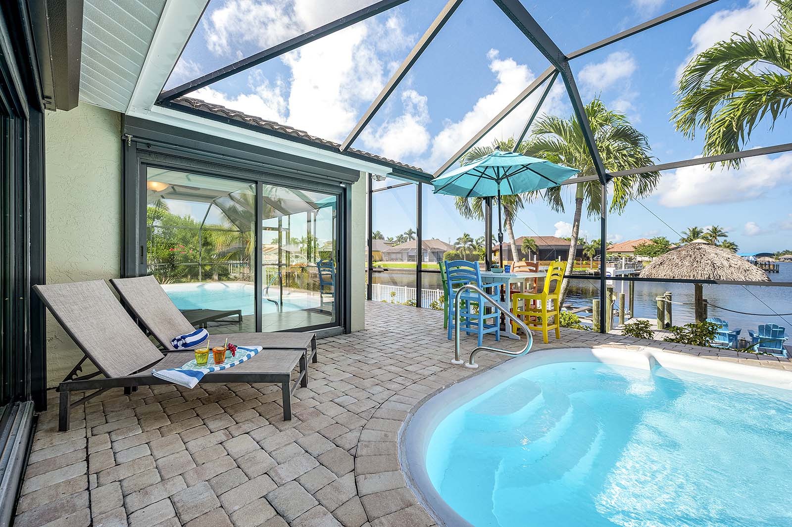 Veranda am Kanal mit Blick aufs Wasser bei Sonnenuntergang.