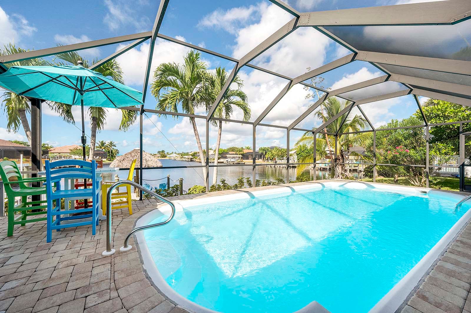 Veranda am Kanal mit Blick aufs Wasser bei Sonnenuntergang