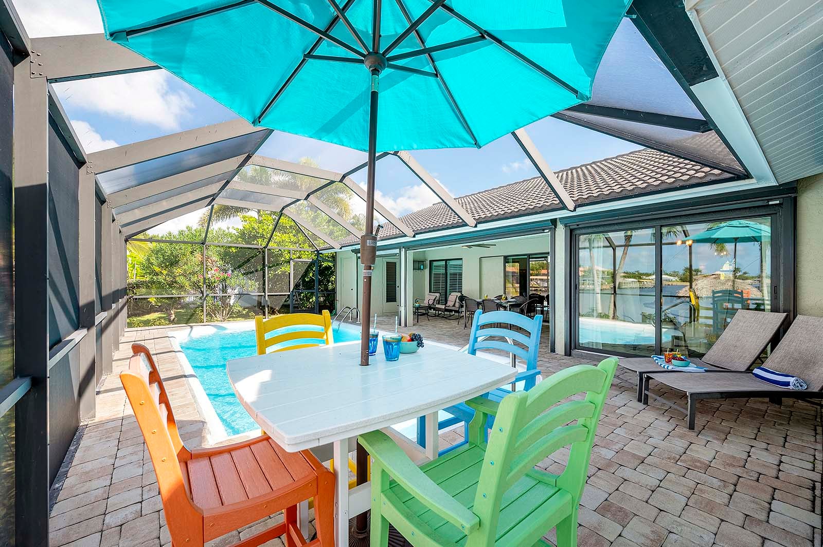 Westlich ausgerichtete Veranda am Kanal mit privatem Dock und Bootslift bei Sonnenuntergang.