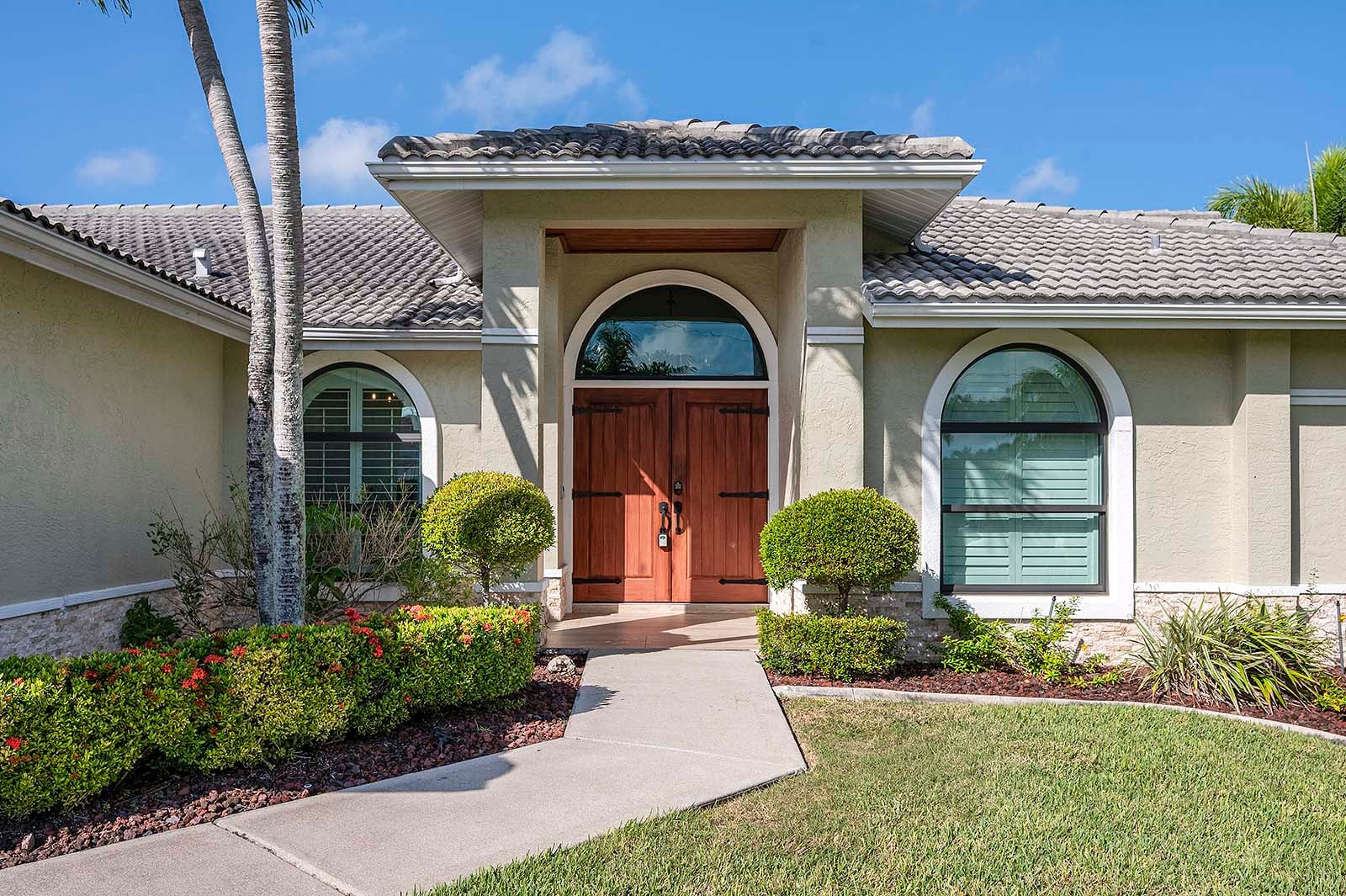 Veranda mit Blick auf den Kanal bei Sonnenuntergang.
