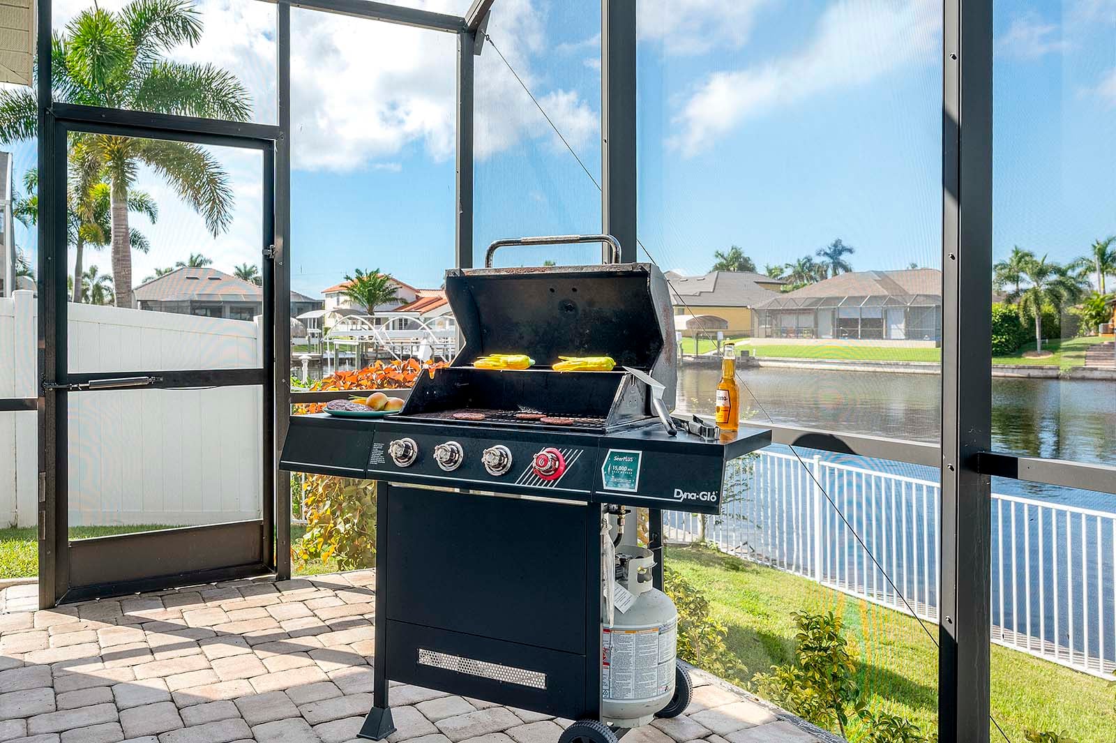 Veranda am Kanal mit Blick aufs Wasser bei Sonnenuntergang.