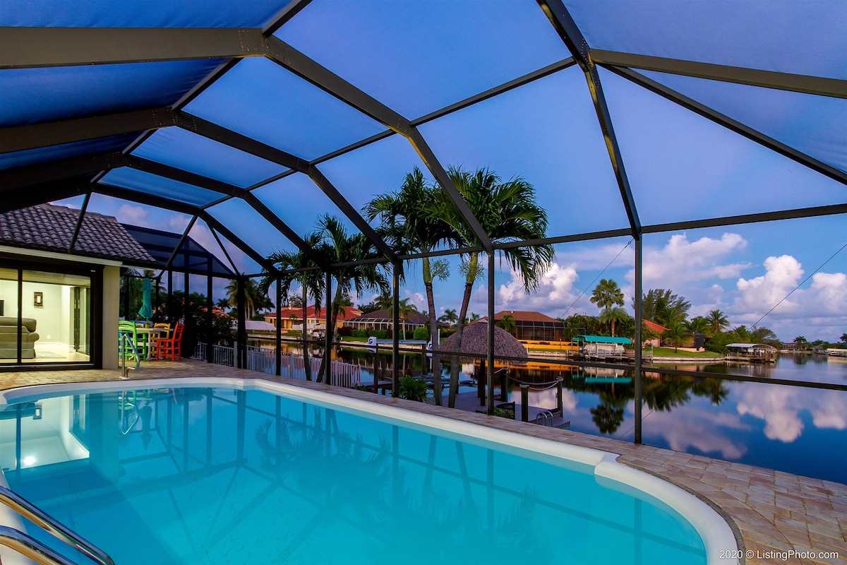 Blick vom privaten Dock auf den Kanal bei Sonnenuntergang.