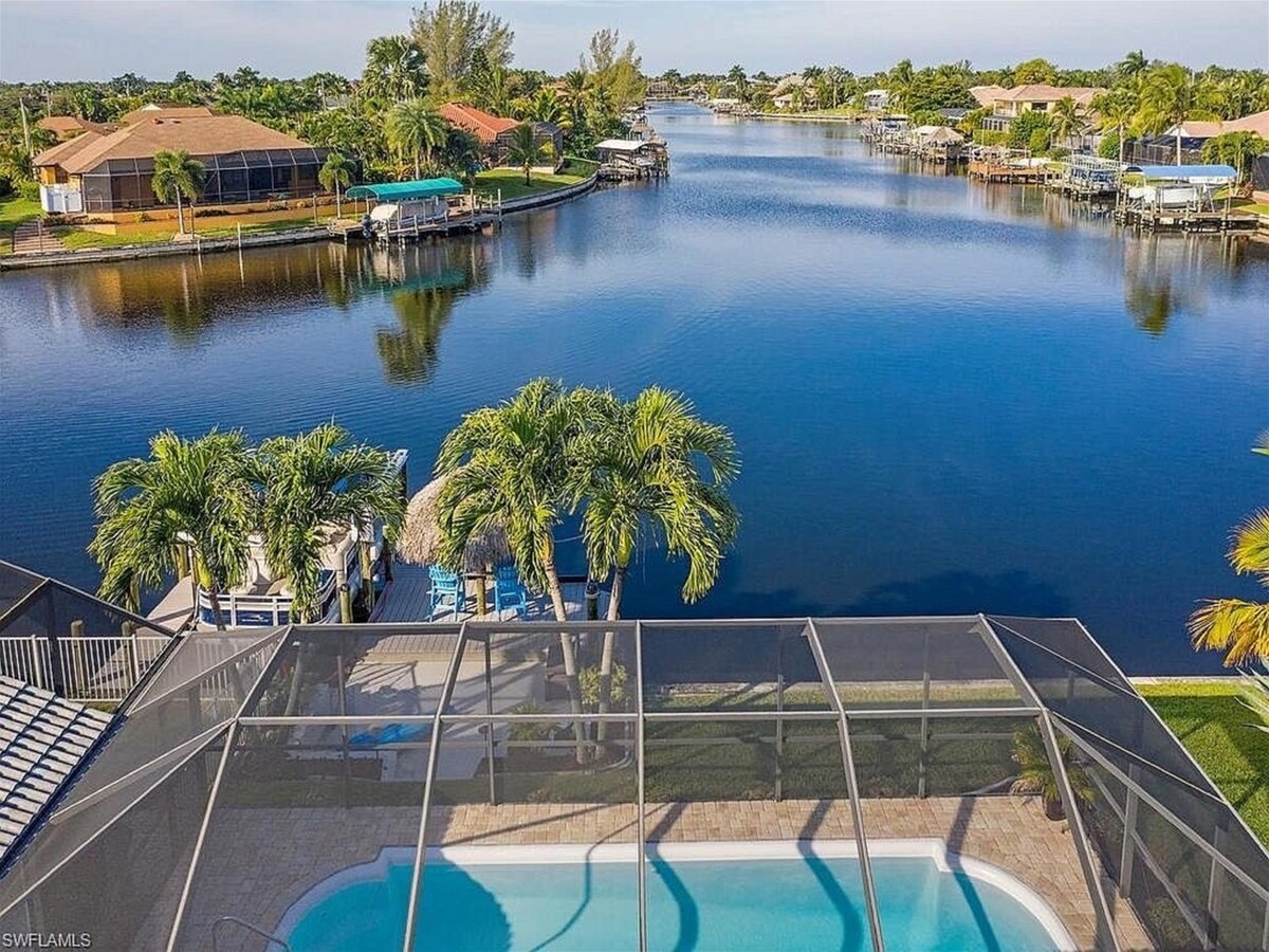 Blick vom privaten Dock mit Bootslift auf den Kanal bei Sonnenuntergang.