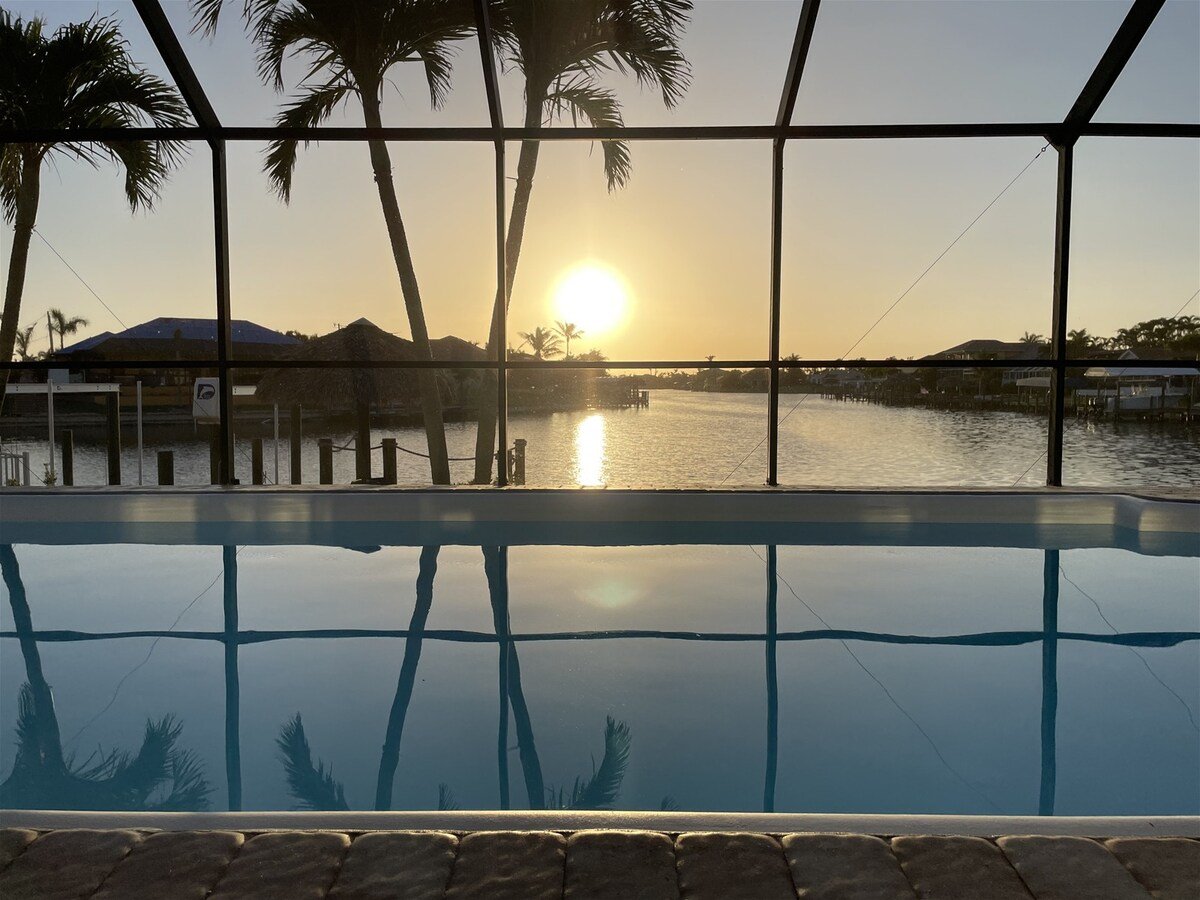 Veranda am Kanal mit Blick aufs Wasser bei Sonnenuntergang.